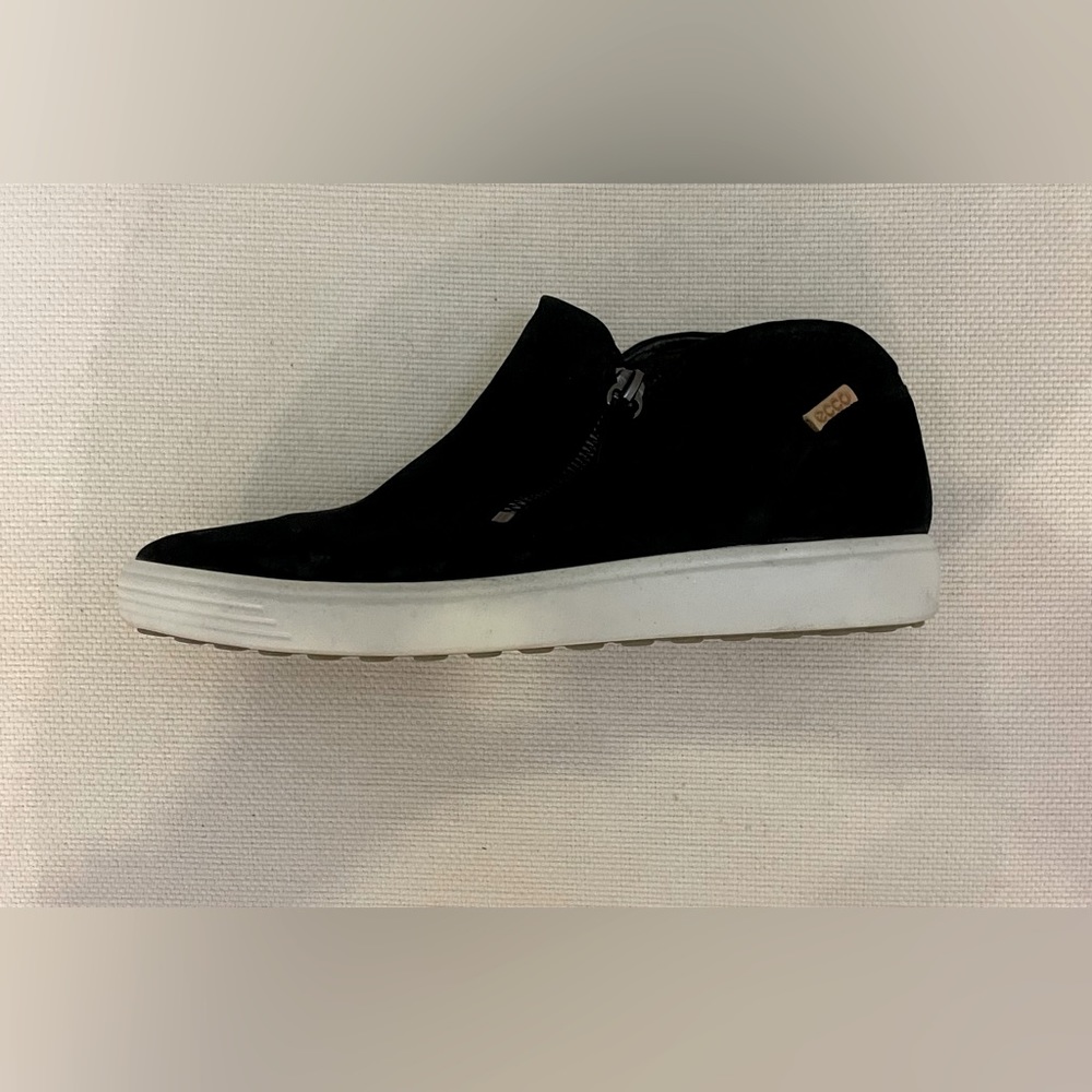 Ecco Soft 7 low boot. Size 39(8 US). Black with side zipper.
